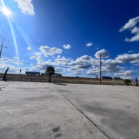 Oyo Garden Inn And Suites Pearsall I-35 East Екстер'єр фото
