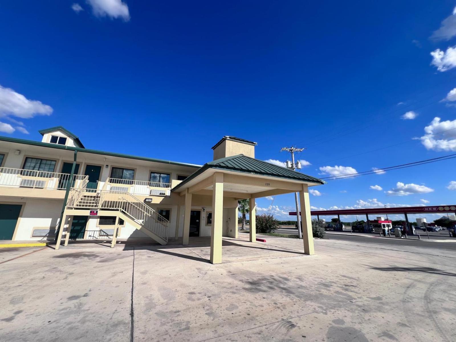 Oyo Garden Inn And Suites Pearsall I-35 East Екстер'єр фото